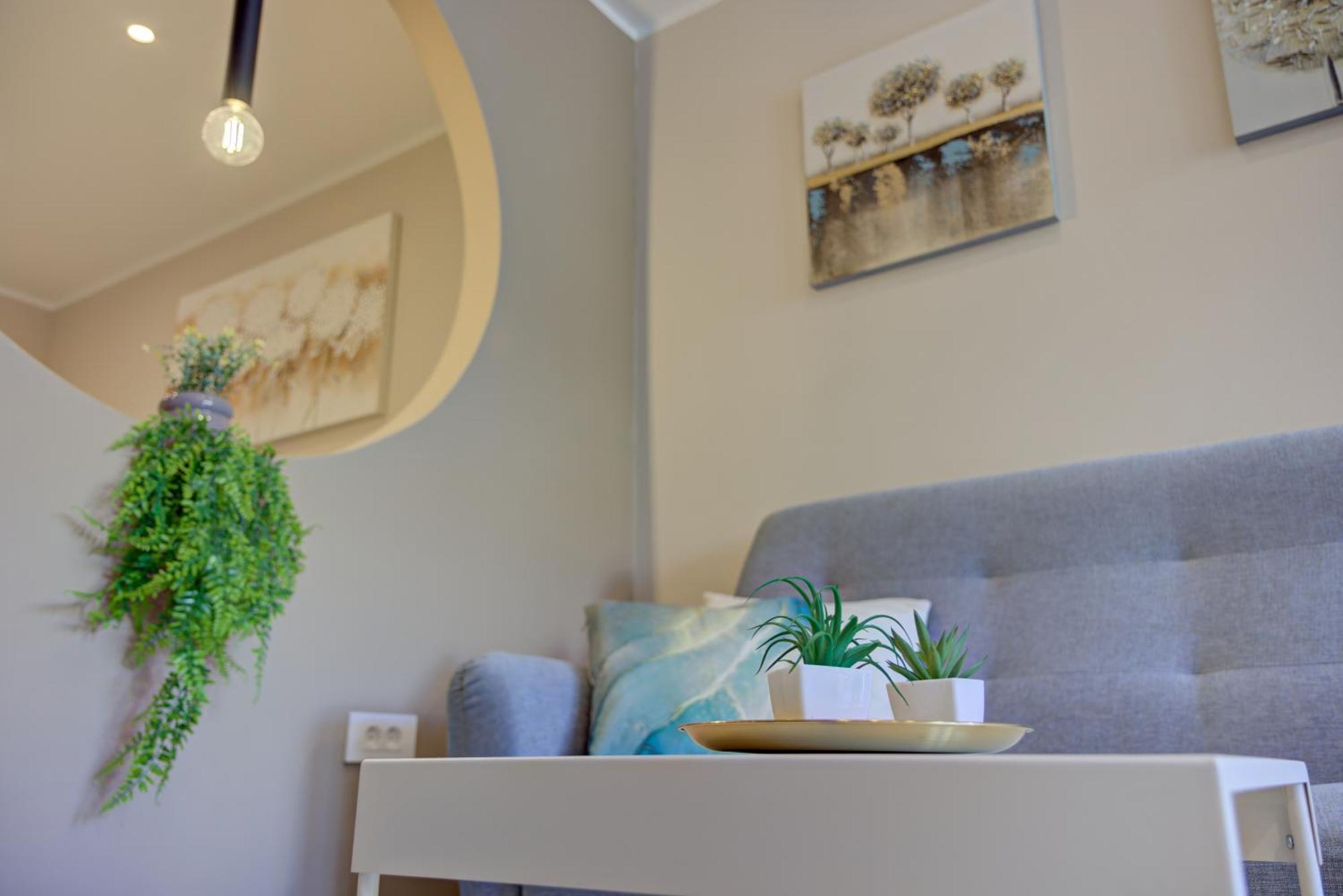 Delux Aron With Free Parking Apartman *